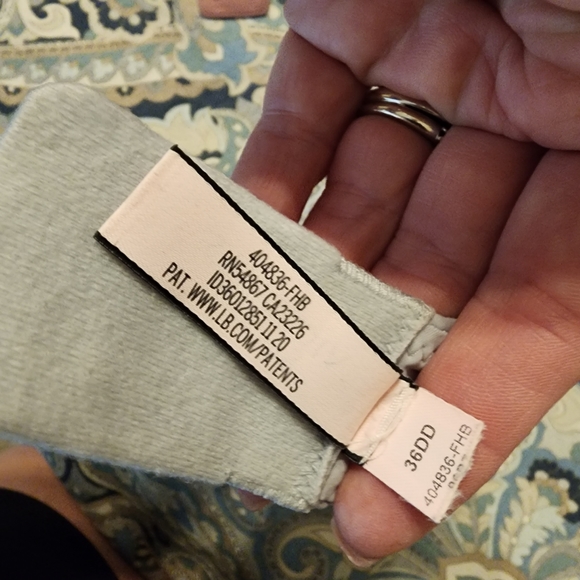 Like New! FOUR (4) Victoria's Secret THE T-SHIRT Lightly-Lined Wireless Bras - Picture 4 of 13